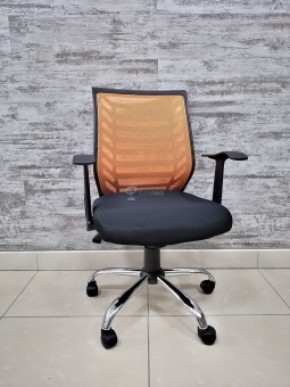 Кресло Barneo K-138 для персонала (черная ткань оранжевая сетка) в Кудымкаре - kudymkar.mebel-74.com | фото